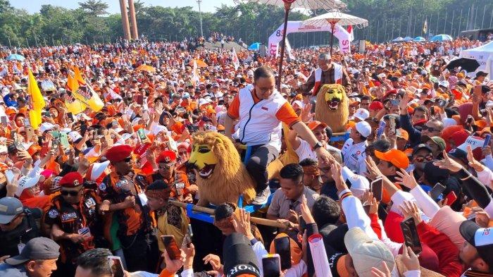 Bakal Calon Presiden Koalisi Perubahan untuk Persatuan (KPP) Anies Baswedan menyapa massa pendukungnya saat disambut naik sisingaan bersama Presiden PKS Ahmad Syaikhu pada kegiatan Jalan Sehat Keluarga Besar PKS dan Relawan Anies di Lapangan Tegallega, Kota Bandung, Jawa Barat, Sabtu (5/8/2023).