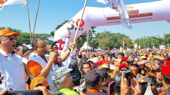 Bakal Calon Presiden Koalisi Perubahan untuk Persatuan (KPP) Anies Baswedan mengangkat bendera start saat melepas kegiatan Jalan Sehat Keluarga Besar PKS dan Relawan Anies di Lapangan Tegallega, Kota Bandung, Jawa Barat, Sabtu (5/8/2023).