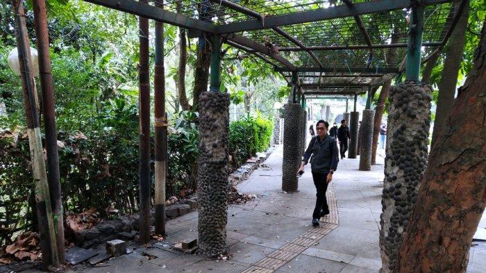 Suasana totoar di Jalan Ganesha depan Kampus ITB tanpa pedagang kaki lima (PKL) setelah direlokasi oleh Pemerintah Kota Bandung ke Jalan Gelap Nyawang, Kota Bandung, Jawa Barat, Senin (7/8/2023).