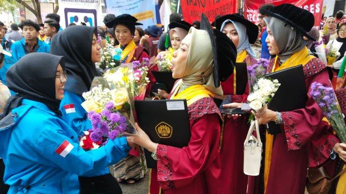 Wisudawan Universitas Padjadjaran (Unpad) menerima buket bunga sebagai ucapan selamat seusai diwisuda dalam Upacara Wisuda Unpad Gelombang IV Tahun Akademik 2022/2023 di Grha Sanusi Hardjadinata, Unpad, Jalan Dipatiukur, Kota Bandung, Jawa Barat, Selasa (8/8/2023).