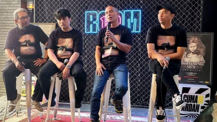 Direktur Ardan Mindworks Roni Patoroni (kedua dari kanan) menyampaikan paparannya dalam konferensi pers Nightmare Side The Games, di Ardan Radio, Jalan Cipaganti, Kota Bandung, Jawa Barat, Kamis (10/8/2023).