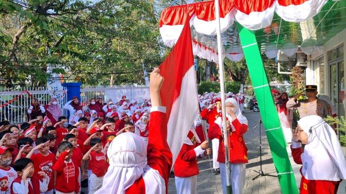 Para siswa mengikuti upacara bendera dalam rangka memperingati HUT ke-78 Kemerdekaan RI di halaman Darul Hikam Integrated School (DHIS) Primary, Jalan Brigjen Katamso, Kota Bandung, Jawa Barat, Rabu (16/8/2023).
