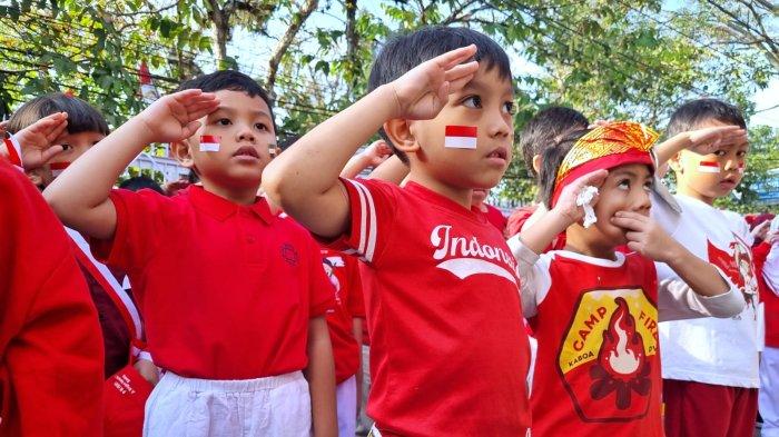Para siswa mengikuti upacara bendera dalam rangka memperingati HUT ke-78 Kemerdekaan RI di halaman Darul Hikam Integrated School (DHIS) Primary, Jalan Brigjen Katamso, Kota Bandung, Jawa Barat, Rabu (16/8/2023).