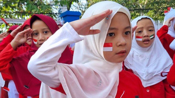 Para siswa mengikuti upacara bendera dalam rangka memperingati HUT ke-78 Kemerdekaan RI di halaman Darul Hikam Integrated School (DHIS) Primary, Jalan Brigjen Katamso, Kota Bandung, Jawa Barat, Rabu (16/8/2023).