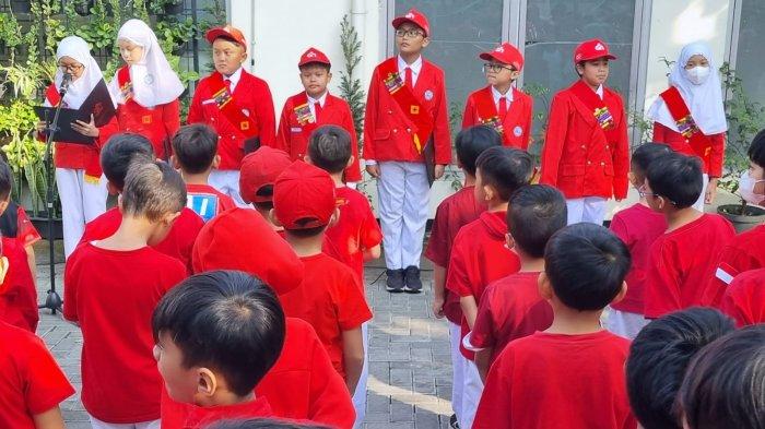 Para siswa mengikuti upacara bendera dalam rangka memperingati HUT ke-78 Kemerdekaan RI di halaman Darul Hikam Integrated School (DHIS) Primary, Jalan Brigjen Katamso, Kota Bandung, Jawa Barat, Rabu (16/8/2023).