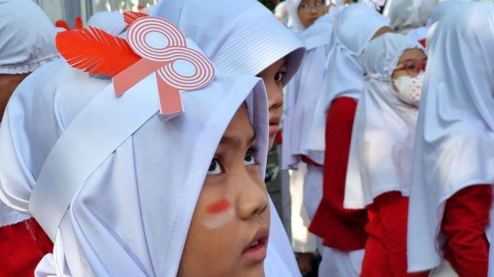 Para siswa mengikuti upacara bendera dalam rangka memperingati HUT ke-78 Kemerdekaan RI di halaman Darul Hikam Integrated School (DHIS) Primary, Jalan Brigjen Katamso, Kota Bandung, Jawa Barat, Rabu (16/8/2023).