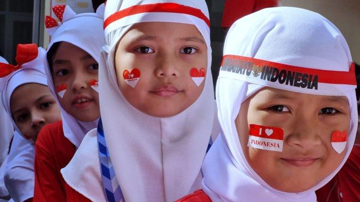 Siswa mengenakan atribut merah putih saat akan mengikuti upacara bendera dan lomba dalam rangka memperingati HUT ke-78 Kemerdekaan RI di halaman Darul Hikam Integrated School (DHIS) Primary, Jalan Brigjen Katamso, Kota Bandung, Jawa Barat, Rabu (16/8/2023).