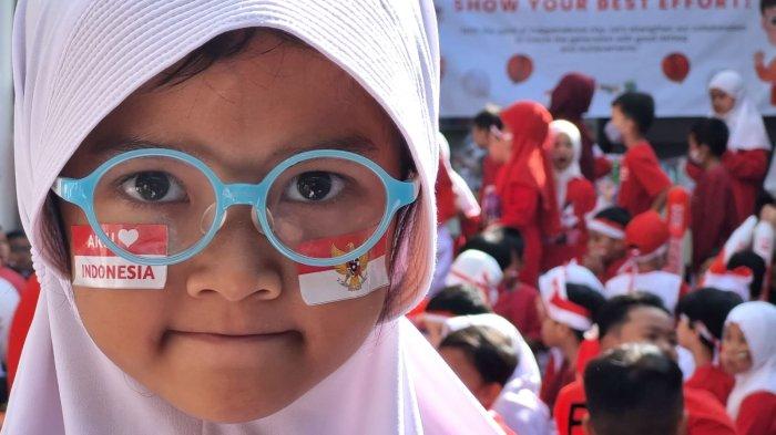 Siswa mengenakan atribut merah putih saat akan mengikuti upacara bendera dan lomba dalam rangka memperingati HUT ke-78 Kemerdekaan RI di halaman Darul Hikam Integrated School (DHIS) Primary, Jalan Brigjen Katamso, Kota Bandung, Jawa Barat, Rabu (16/8/2023).