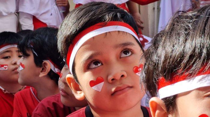 Siswa mengenakan atribut merah putih saat akan mengikuti upacara bendera dan lomba dalam rangka memperingati HUT ke-78 Kemerdekaan RI di halaman Darul Hikam Integrated School (DHIS) Primary, Jalan Brigjen Katamso, Kota Bandung, Jawa Barat, Rabu (16/8/2023).