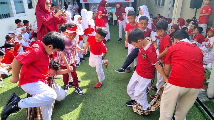 Para siswa mengikuti lomba estafet sarung dalam rangka memperingati HUT ke-78 Kemerdekaan RI di halaman Darul Hikam Integrated School (DHIS) Primary, Jalan Brigjen Katamso, Kota Bandung, Jawa Barat, Rabu (16/8/2023).