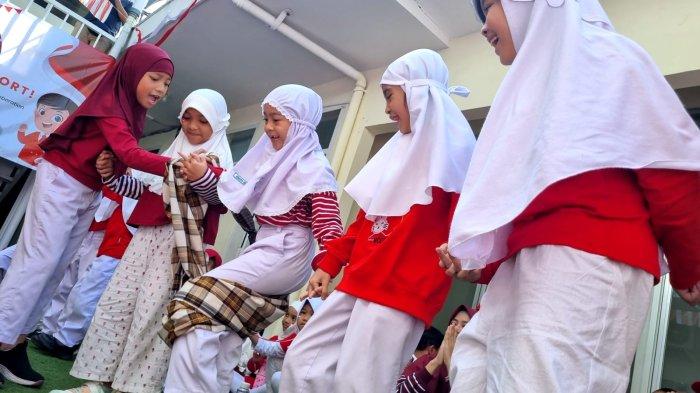 Para siswa mengikuti lomba estafet sarung dalam rangka memperingati HUT ke-78 Kemerdekaan RI di halaman Darul Hikam Integrated School (DHIS) Primary, Jalan Brigjen Katamso, Kota Bandung, Jawa Barat, Rabu (16/8/2023).