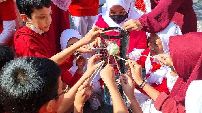 Para siswa mengikuti lomba mengeluarkan bola dari ram kawat dalam rangka memperingati HUT ke-78 Kemerdekaan RI di halaman Darul Hikam Integrated School (DHIS) Primary, Jalan Brigjen Katamso, Kota Bandung, Jawa Barat, Rabu (16/8/2023).