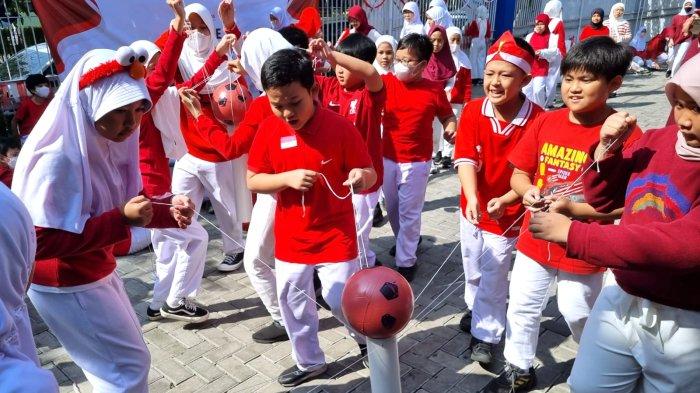 Para siswa mengikuti lomba memindahkan bola dengan paralon dalam rangka memperingati HUT ke-78 Kemerdekaan RI di halaman Darul Hikam Integrated School (DHIS) Primary, Jalan Brigjen Katamso, Kota Bandung, Jawa Barat, Rabu (16/8/2023).