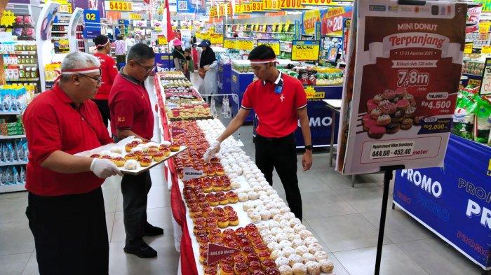 Tim Bakery Hypermart (Bakemart) mendisplay donat mini di Hypermart MTC, Metro Indah Mall, Jalan Soekarno Hatta, Kota Bandung, Jawa Barat, Kamis (17/8/2023).
