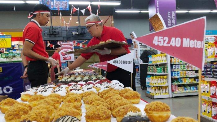 Tim Bakery Hypermart (Bakemart) mendisplay donat mini di Hypermart MTC, Metro Indah Mall, Jalan Soekarno Hatta, Kota Bandung, Jawa Barat, Kamis (17/8/2023).