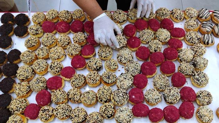 Tim Bakery Hypermart (Bakemart) mendisplay donat mini di Hypermart MTC, Metro Indah Mall, Jalan Soekarno Hatta, Kota Bandung, Jawa Barat, Kamis (17/8/2023).