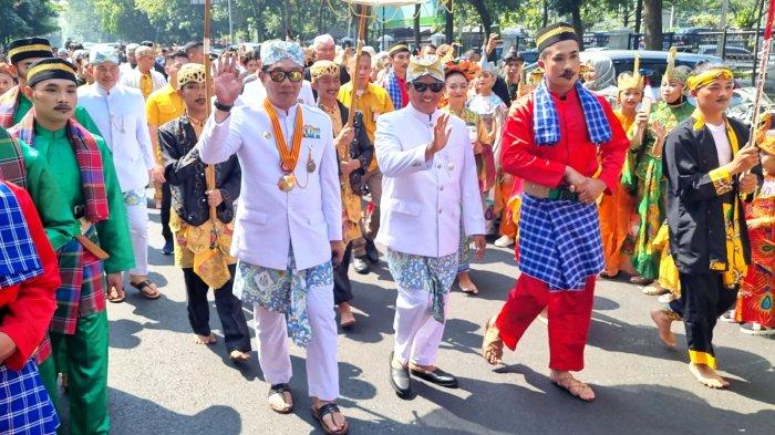 Gubernur Jawa Barat, Ridwan Kamil dan Wakil Gubernur Jawa Barat, Uu Ruzhanul Ulum berjalan menuju Gedung DPRD Jawa Barat seusai mengikuti Upacara Peringatan Hari Jadi ke-78 Provinsi Jawa Barat, di Lapangan Gasibu, Jalan Diponegoro, Kota Bandung, Jawa Barat, Sabtu (19/8/2023).