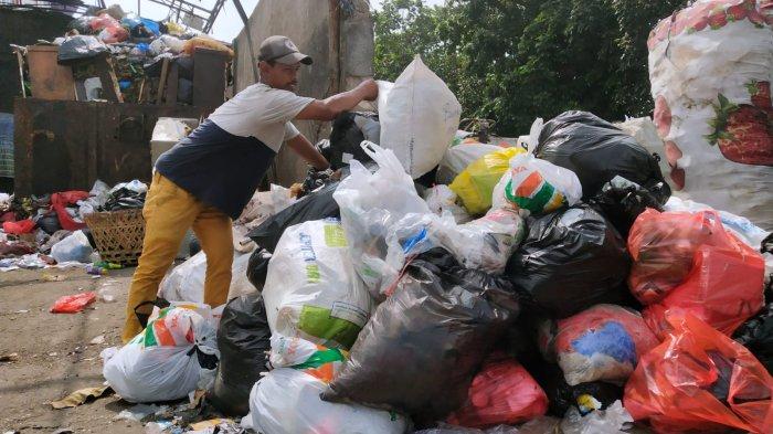 Petugas mengumpulkan sampah di Tempat Pembuangan Sementara (TPS) Pasar Ancol, Jalan Pungkur, Kelurahan Ancol, Kecamatan Regol, Kota Bandung, Jawa Barat, Rabu (23/8/2023).