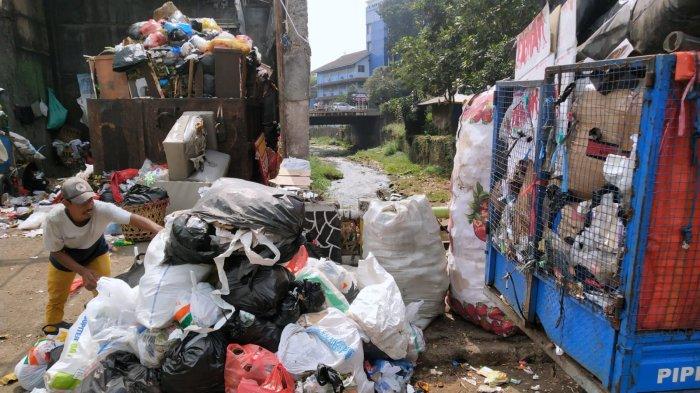 Petugas mengumpulkan sampah di Tempat Pembuangan Sementara (TPS) Pasar Ancol, Jalan Pungkur, Kelurahan Ancol, Kecamatan Regol, Kota Bandung, Jawa Barat, Rabu (23/8/2023).