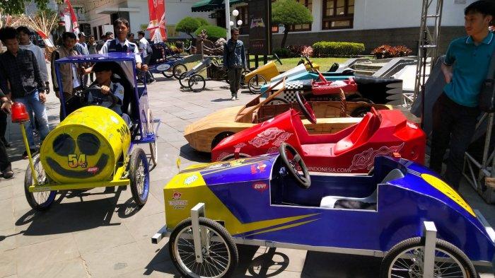 Sejumlah peserta mempersiapkan kereta peti sabun yang akan diikutsertakan dalam lomba sehari jelang Lomba Kereta Peti Sabun (LKPS) Kesepuluh 2023 di halaman Museum Geologi, Jalan Diponegoro, Kota Bandung, Jumat (25/8/2023).