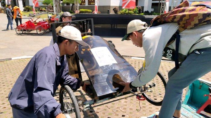 Sejumlah peserta mempersiapkan kereta peti sabun yang akan diikutsertakan dalam lomba sehari jelang Lomba Kereta Peti Sabun (LKPS) Kesepuluh 2023 di halaman Museum Geologi, Jalan Diponegoro, Kota Bandung, Jumat (25/8/2023).