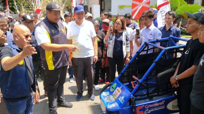 Menpora Dito Ariotedjo didampingi Kepala Dispora Kota Bandung Eddy Marwoto dan Ketua Panitia Lomba Kereta Peti Sabun Kemal Panigoro melihat kereta peti sabun yang akan diikutsertakan dalam lomba saat meninjau persiapan Lomba Kereta Peti Sabun (LKPS) Kesepuluh 2023 di halaman Museum Geologi, Jalan Diponegoro, Kota Bandung, Jumat (25/8/2023).