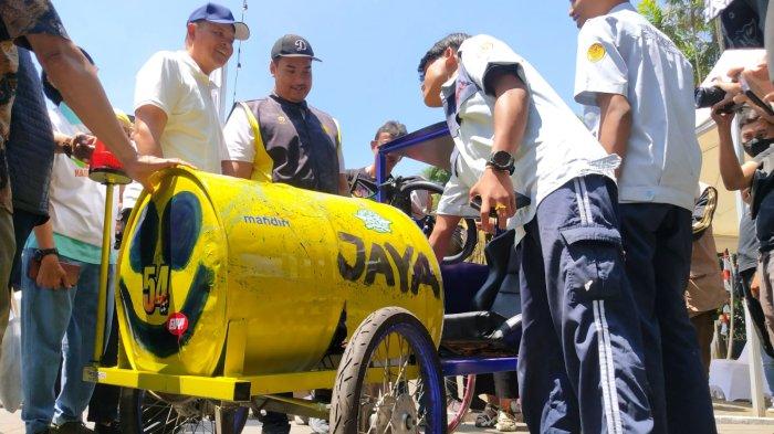 Menpora Dito Ariotedjo didampingi Kepala Dispora Kota Bandung Eddy Marwoto dan Ketua Panitia Lomba Kereta Peti Sabun Kemal Panigoro melihat kereta peti sabun yang akan diikutsertakan dalam lomba saat meninjau persiapan Lomba Kereta Peti Sabun (LKPS) Kesepuluh 2023 di halaman Museum Geologi, Jalan Diponegoro, Kota Bandung, Jumat (25/8/2023).