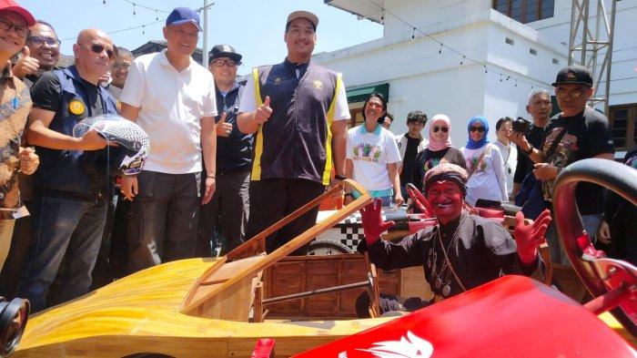 Menpora Dito Ariotedjo didampingi Kepala Dispora Kota Bandung Eddy Marwoto dan Ketua Panitia Lomba Kereta Peti Sabun Kemal Panigoro berfoto di samping kereta peti sabun yang akan diikutsertakan dalam lomba saat meninjau persiapan Lomba Kereta Peti Sabun (LKPS) Kesepuluh 2023 di halaman Museum Geologi, Jalan Diponegoro, Kota Bandung, Jumat (25/8/2023).