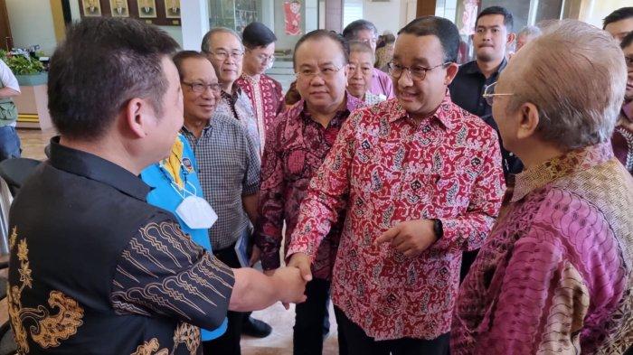 Bakal calon presiden Anies Baswedan didampingi tim dari Yayasan Dana Sosial Priangan (YDSP) disambut warga Tionghoa saat melakukan kunjungan di Museum Kebudayaan Indonesia Tionghoa di Jalan Nana Rohana, Kota Bandung, Jawa Barat, Sabtu (26/8/2023).