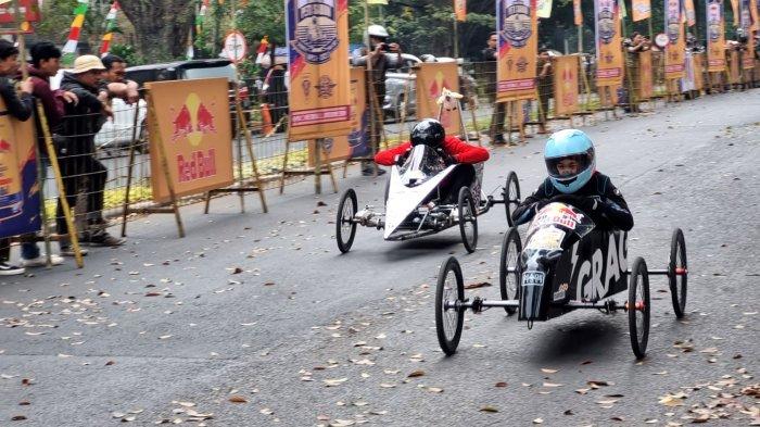 Dua peserta melaju menjadi yang tercepat dalam Lomba Kereta Peti Sabun (LKPS) Kesepuluh 2023 Jalan Diponegoro, Kota Bandung, Jawa Barat, Sabtu (26/8/2023).