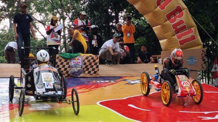 Dua peserta melaju menjadi yang tercepat dalam Lomba Kereta Peti Sabun (LKPS) Kesepuluh 2023 Jalan Diponegoro, Kota Bandung, Jawa Barat, Sabtu (26/8/2023).