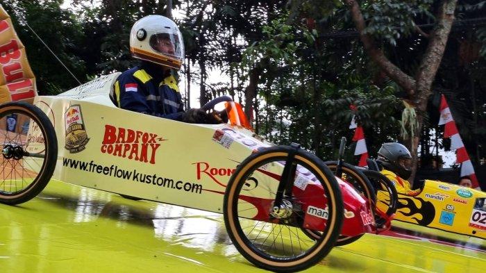 Dua peserta melaju menjadi yang tercepat dalam Lomba Kereta Peti Sabun (LKPS) Kesepuluh 2023 Jalan Diponegoro, Kota Bandung, Jawa Barat, Sabtu (26/8/2023).