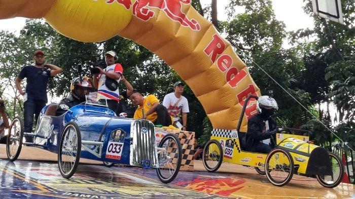 Dua peserta melaju menjadi yang tercepat dalam Lomba Kereta Peti Sabun (LKPS) Kesepuluh 2023 Jalan Diponegoro, Kota Bandung, Jawa Barat, Sabtu (26/8/2023).