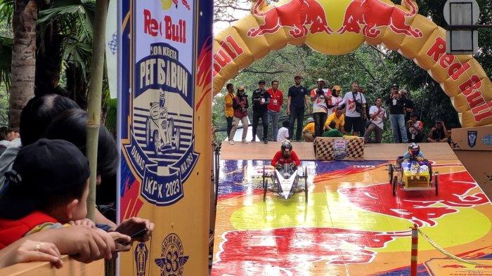 Dua peserta melaju menjadi yang tercepat dalam Lomba Kereta Peti Sabun (LKPS) Kesepuluh 2023 Jalan Diponegoro, Kota Bandung, Jawa Barat, Sabtu (26/8/2023).