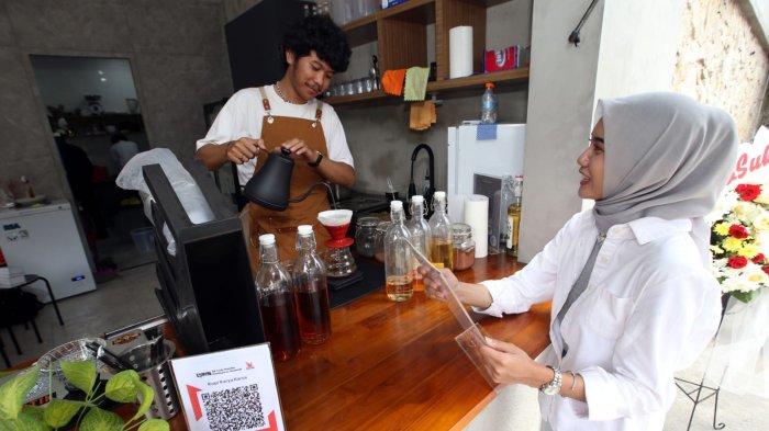 Pengunjung sedang memesan kopi, di Gerai Kopi Karya Karsa, Jalan Setrasari Indah, Kota Bandung, Jawa Barat, Sabtu (26/8/2023).