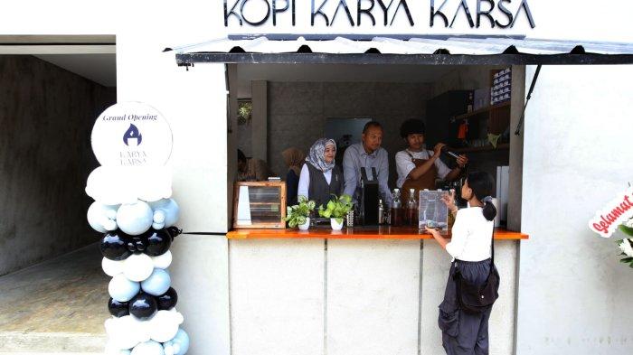 Pemilik Kopi Karya Karsa, I Made Ariya Sanjaya dan Icha Isana Febriana berbincang dengan pengunjung yang sedang memesan kopi, di Gerai Kopi Karya Karsa, Jalan Setrasari Indah, Kota Bandung, Jawa Barat, Sabtu (26/8/2023).