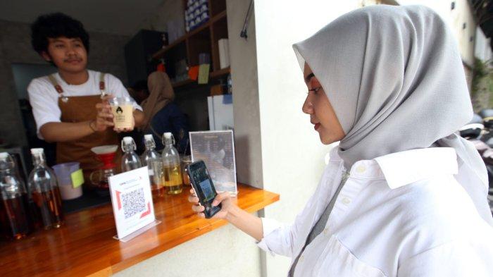 Pengunjung sedang memesan kopi, di Gerai Kopi Karya Karsa, Jalan Setrasari Indah, Kota Bandung, Jawa Barat, Sabtu (26/8/2023).