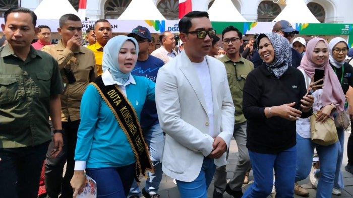 Gubernur Jawa Barat, Ridwan Kamil meninjau penyelenggaraan West Java Festival (WJF) 2023 di kawasan Gedung Sate, Jalan Diponegoro, Kota Bandung, Jawa Barat, Sabtu (2/9/2023).