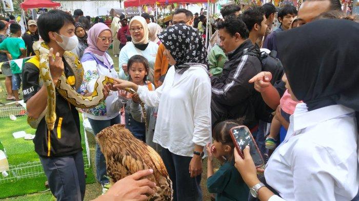 Warga antusias menghadiri penyelenggaraan West Java Festival (WJF) 2023 di kawasan Gedung Sate, Jalan Diponegoro, Kota Bandung, Jawa Barat, Sabtu (2/9/2023).