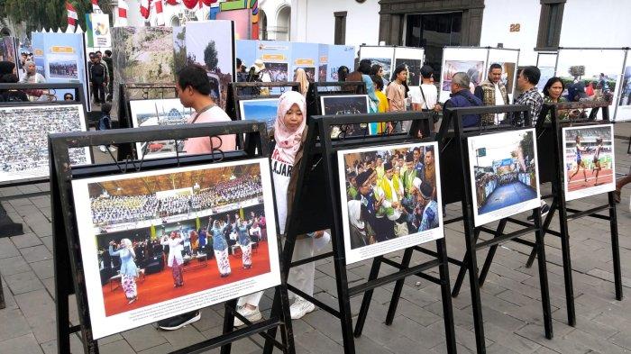 Warga antusias menghadiri penyelenggaraan West Java Festival (WJF) 2023 di kawasan Gedung Sate, Jalan Diponegoro, Kota Bandung, Jawa Barat, Sabtu (2/9/2023).