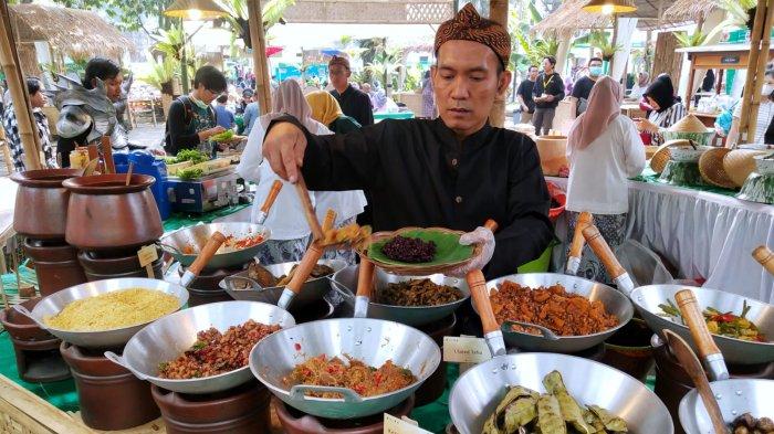 Warga antusias menghadiri penyelenggaraan West Java Festival (WJF) 2023 di kawasan Gedung Sate, Jalan Diponegoro, Kota Bandung, Jawa Barat, Sabtu (2/9/2023).