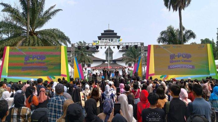 Warga antusias menghadiri penyelenggaraan West Java Festival (WJF) 2023 di kawasan Gedung Sate, Jalan Diponegoro, Kota Bandung, Jawa Barat, Sabtu (2/9/2023).