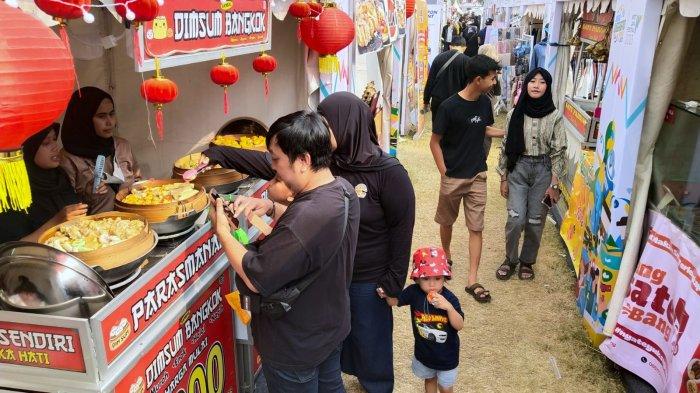 Warga antusias menghadiri penyelenggaraan West Java Festival (WJF) 2023 di kawasan Gedung Sate, Jalan Diponegoro, Kota Bandung, Jawa Barat, Sabtu (2/9/2023).