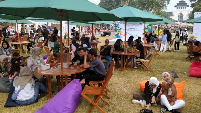 Warga antusias menghadiri penyelenggaraan West Java Festival (WJF) 2023 di kawasan Gedung Sate, Jalan Diponegoro, Kota Bandung, Jawa Barat, Sabtu (2/9/2023).