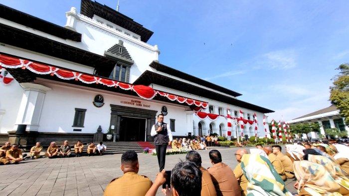 Gubernur Jawa Barat, Ridwan Kamil menyampaikan sambutannya saat memimpin Apel Pagi bersama Pejabat Tinggi Pratama, serta ASN Setda dan BPKAD di halaman Gedung Sate, Jalan Diponegoro, Kota Bandung, Jawa Barat, Senin (4/9/2023).