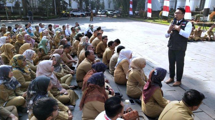 Gubernur Jawa Barat, Ridwan Kamil menyampaikan sambutannya saat memimpin Apel Pagi bersama Pejabat Tinggi Pratama, serta ASN Setda dan BPKAD di halaman Gedung Sate, Jalan Diponegoro, Kota Bandung, Jawa Barat, Senin (4/9/2023).