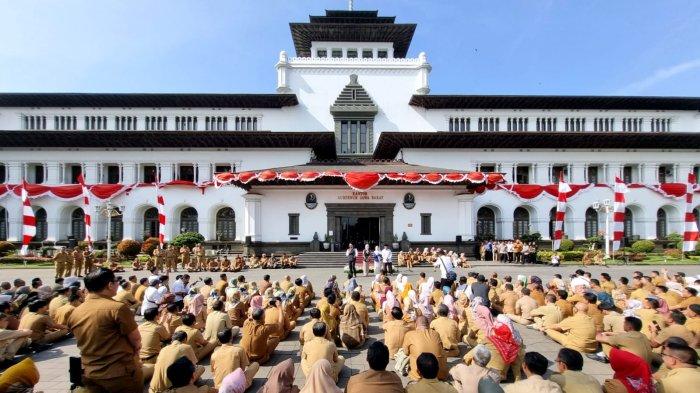 Gubernur Jawa Barat, Ridwan Kamil menyampaikan sambutannya saat memimpin Apel Pagi bersama Pejabat Tinggi Pratama, serta ASN Setda dan BPKAD di halaman Gedung Sate, Jalan Diponegoro, Kota Bandung, Jawa Barat, Senin (4/9/2023).
