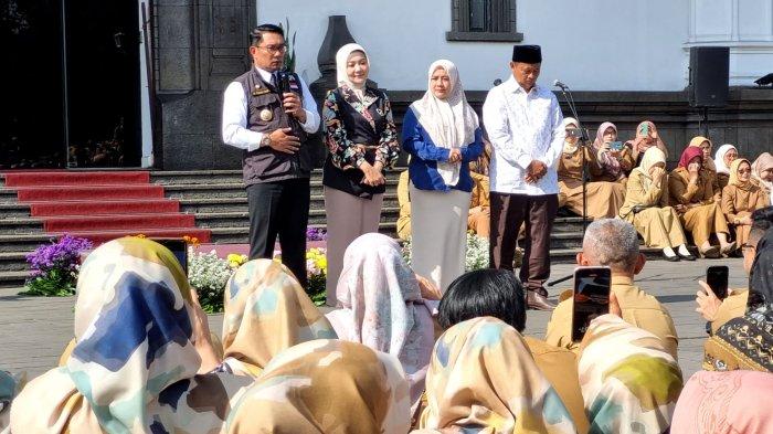Gubernur Jawa Barat, Ridwan Kamil bersama istri Atalia Praratya dan Wakil Gubernur Jawa Barat, Uu Ruzhanul Ulum bersama istri Lina Marlina menyampaikan ucapan berpamitan kepada para ASN pada Apel Pagi bersama Pejabat Tinggi Pratama, serta ASN Setda dan BPKAD di halaman Gedung Sate, Jalan Diponegoro, Kota Bandung, Jawa Barat, Senin (4/9/2023).