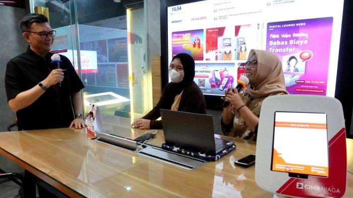 Chief of Audit Executive CIMB Niaga Antonius Gunadi (kiri) menyapa mahasiswa yang juga nasabah pada perayaan Hari Pelanggan Nasional (Harpelnas) 2023 bertema 