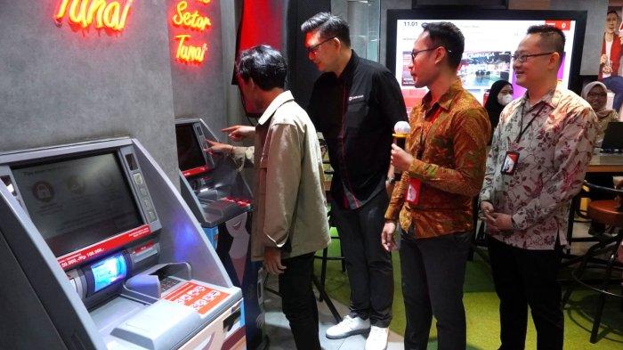 Chief of Audit Executive CIMB Niaga Antonius Gunadi (kedua dari kiri) didampingi Head of Region Jabar Jateng II CIMB Niaga Fandry Hendarto (kanan) menyaksikan mahasiswa yang juga nasabah sedang melakukan transaksi tarik dan setor tunai di mesin CRM pada perayaan Hari Pelanggan Nasional (Harpelnas) 2023 bertema 